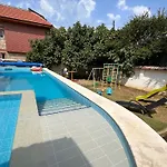 Family House Freeдом 别墅 *