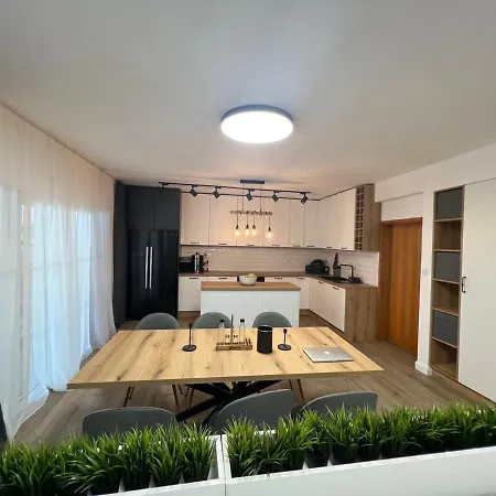 ヴィラ Family House Freeдом *