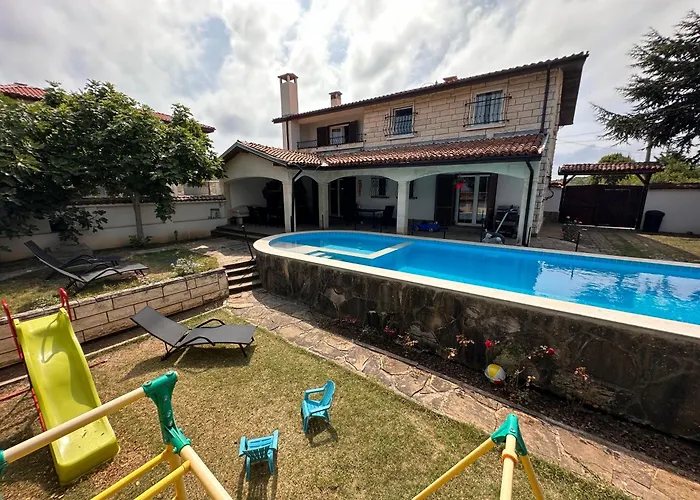 Family House Freeдом Sinemoretz